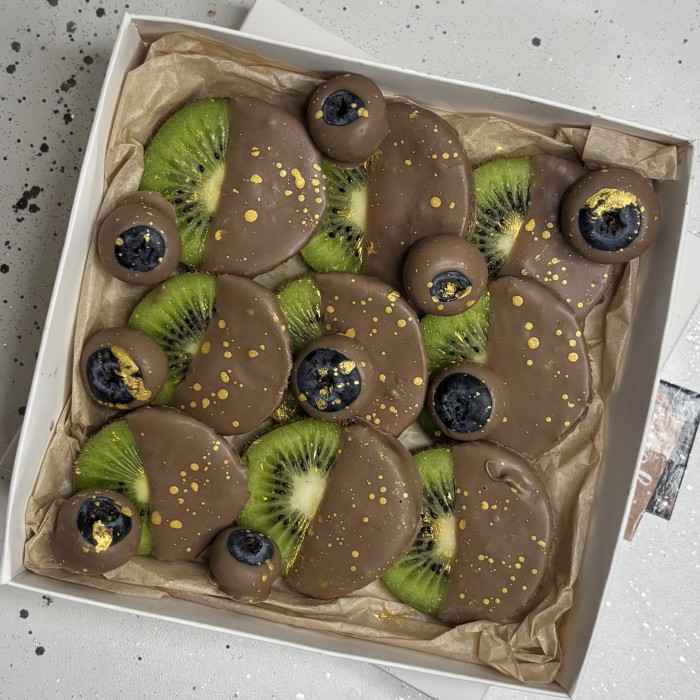 Киви и голубика в шоколаде